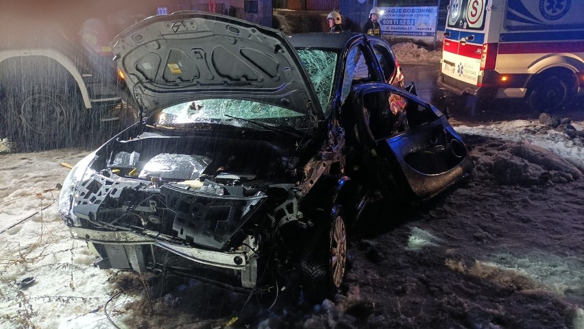 Samochód uderzył w słup telefoniczny w Szczyrku. Jedna osoba została przewieziona do szpitala. Na miejsce wezwano policję i straż pożarną
