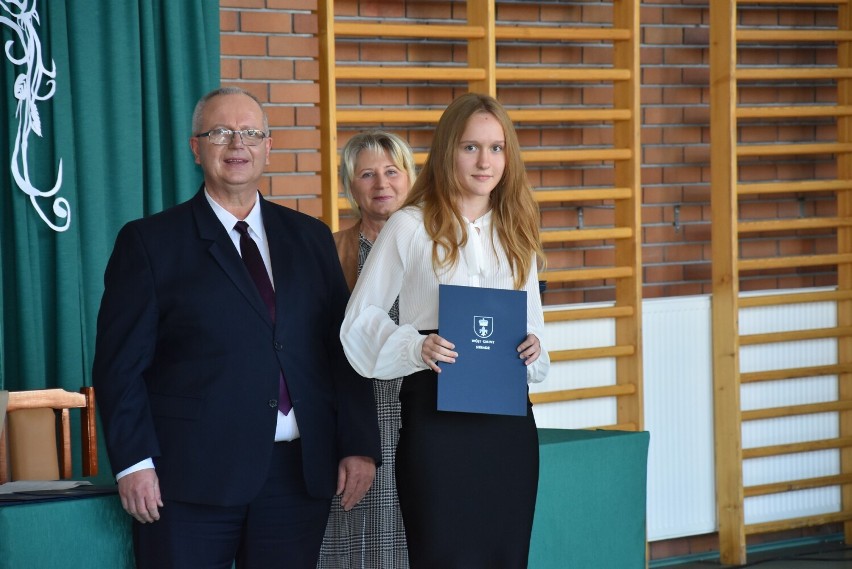 Dzień Edukacji Narodowej. Nagrody finansowe wójta gminy Sieradz dla 68 uczniów  ZDJĘCIA