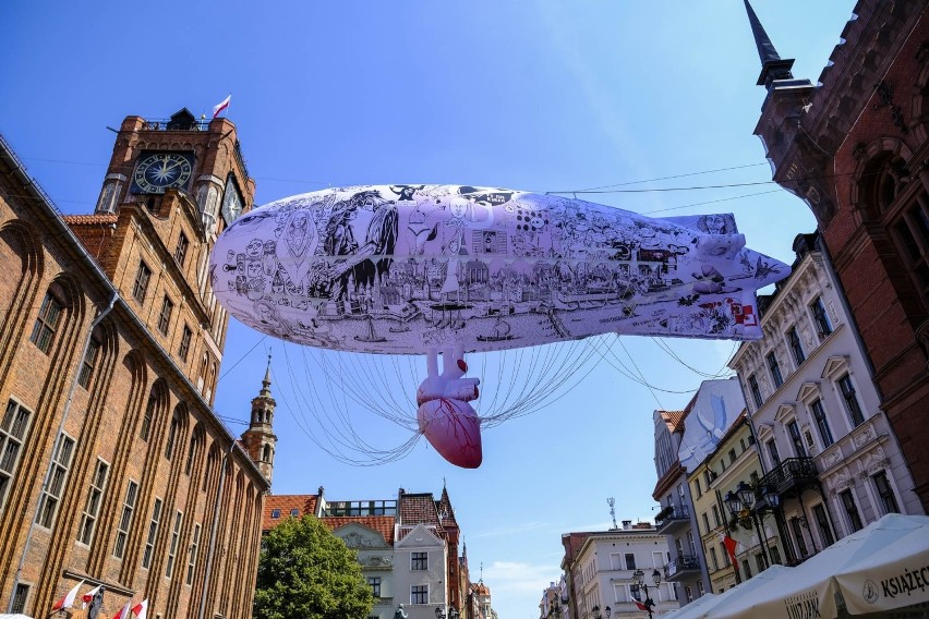 Nowa atrakcja Torunia! „Sterowiec WOLNOŚĆ” nad Rynkiem Staromiejskim. Instalację będzie można oglądać do 15 sierpnia. Zobaczcie zdjęcia!