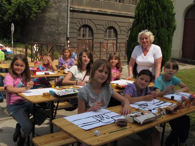 W wakacyjnych warsztatach wzięły udział dzieci ze świetlicy środowiskowej z Nowego Glinika oraz z Podzamcza. Spotkanie poprowadziła Wiesława Kamińska.