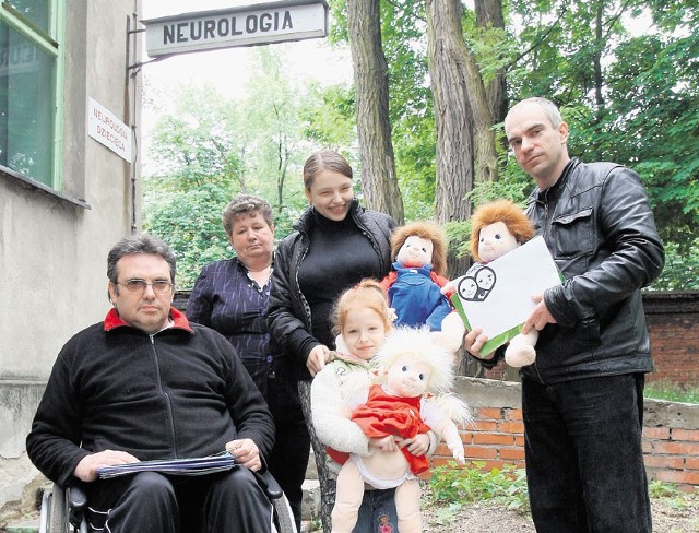 Rodzice chorych dzieci od niedzieli zbierają w całej Łodzi podpisy przeciwko likwidacji oddziału i poradni neurologicznej.