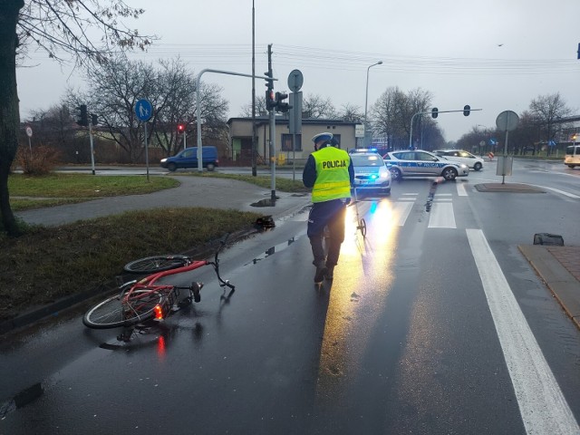 Wypadek na ul. Łódzkiej w Zduńskiej Woli. Potrącenie rowerzysty