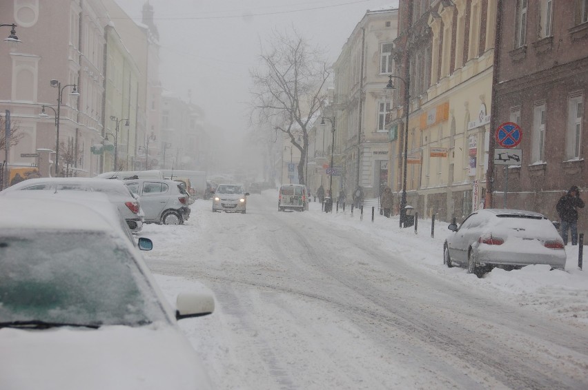 Śnieżny paraliż w Tarnowie. W ciągu doby 25 cm śniegu. I cały czas sypie  [NOWE ZDJĘCIA]