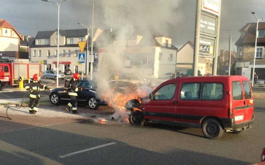 Samochód stanął w ogniu na parkingu przed sklepem Kaufland w Kędzierzynie-Koźlu