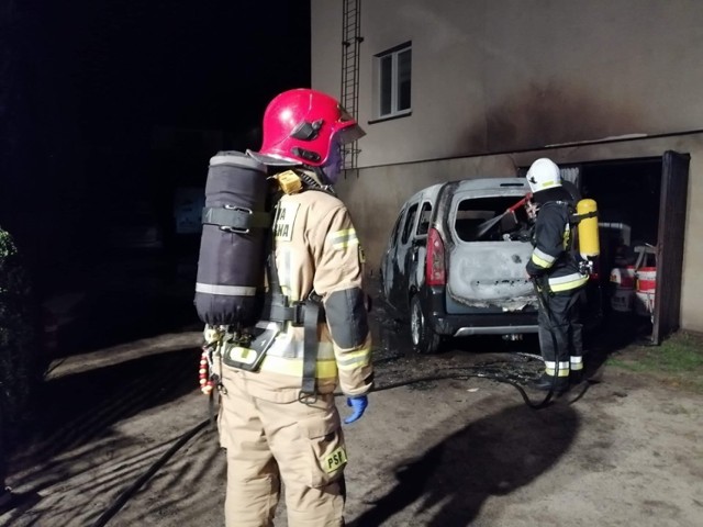 Pożar garażu oraz samochodu w Książu Wielkopolskim