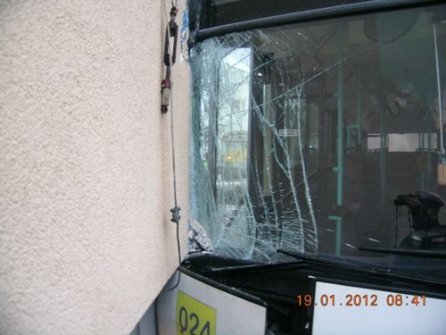 Autobus uderzył w budynek na ulicy Budowlanych w Gnieźnie