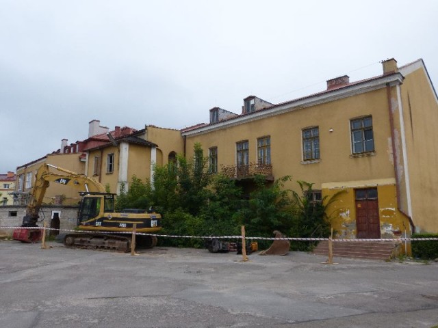 We wtorek rozpoczęła się rozbiórka budynku przy ulicy Iłżeckiej w Ostrowcu Świętokrzyskim.