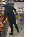 Tych złodziei sklepowych szuka zduńskowolska policja ZDJĘCIA  Z MONITORINGU
