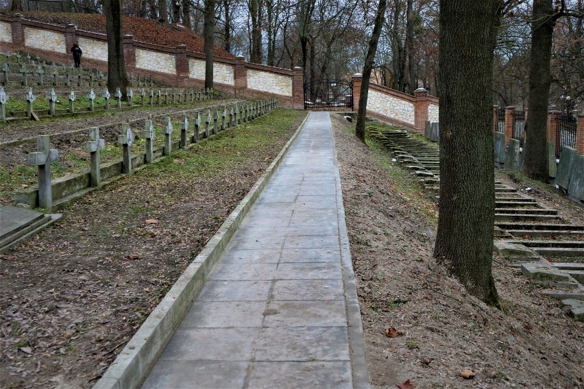 Rewitalizacja cmentarza wojennego w Chełmie już na finiszu. Zobacz zdjęcia