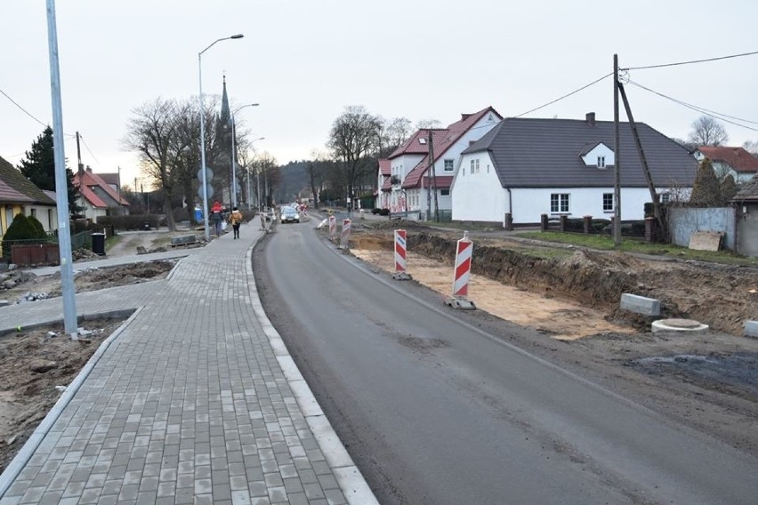 Na Kostrzyńskiej wylano kolejne kawałki asfaltu i trwają w...