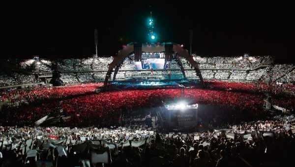 Podczas koncertu U2 na Śląskim fani utworzyli biało-czerwoną flagę. Teraz będzie żołto-niebieska?
