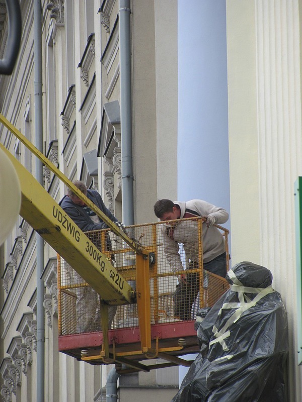 Kalisz: Znikają kontrowersyjne barwy z elewacji zabytkowego gmachu banku przy alei Wolności. FOTO