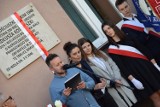 Odnowiona tablica Tadeusza Kościuszki wróciła w Aleje Kościuszki [zdjęcia]
