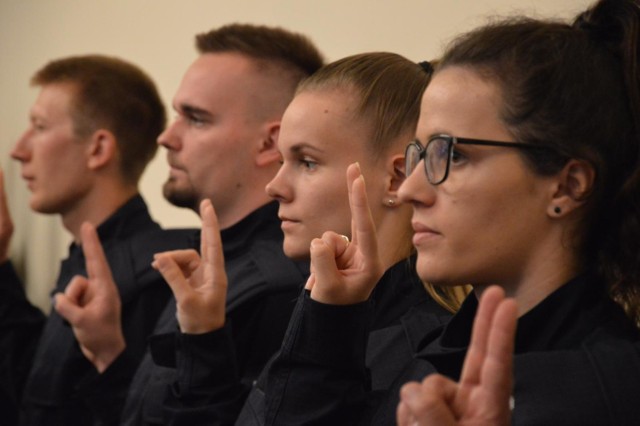 Nowe policjantki i nowi policjanci ślubowali w Komendzie Wojew&oacute;dzkiej Policji w Opolu.