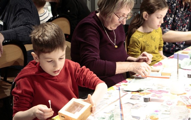 Warsztaty rodzinne „Skorupkowa mozaika – zdobienie pudełka” w Muzeum w Grudziądzu