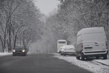 W Jastrzębiu zima nie zaskoczyła drogowców. Spadł śnieg, ale służby zareagowały jak trzeba. Czarne są główne i boczne drogi w mieście