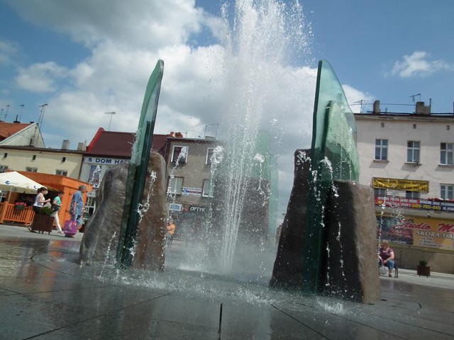 Fontanna na odnowionym Rynku w Inowrocławiu stanęła w 2010 r. Trzy granitowe bryły, przedzielone bezbarwnym szkłem z elementami szkła pate de verre,  nawiązują do lokalnych kopalni soli, tradycji szklarskich i uzdrowiska. Wizualizowane "bryły soli" obmywane są wodą wypływającą  z wnętrza solnych monolitów poprzez szczeliny symulujące naturalne pęknięcia.  widoku srebrzystej poświaty.