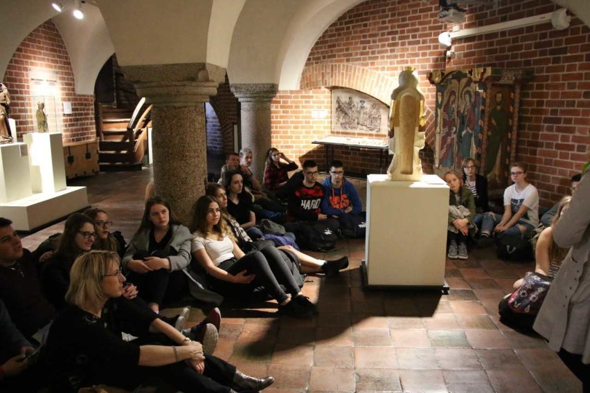 Uczniowie z "dwójki" poznawali tajniki średniowiecza w malborskim zamku
