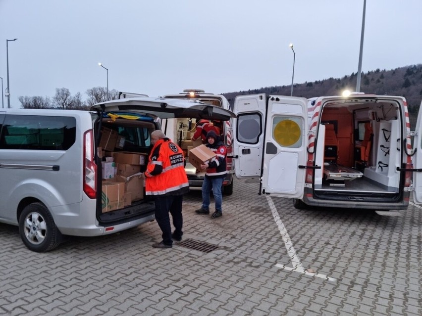 Karetka ze Szczecina dotarła już do Ukrainy, a z nią bandaże...