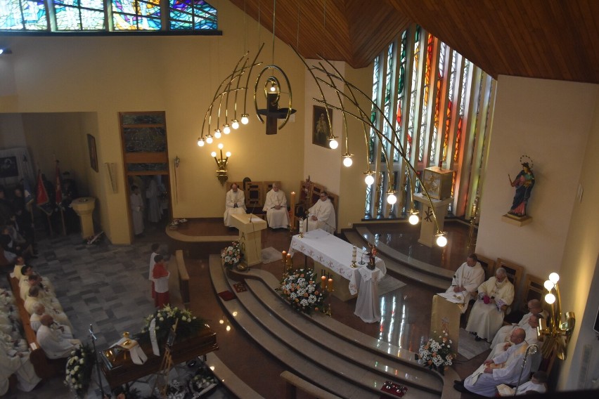 Podczas mszy św. pogrzebowej ks. Mateusza Tomanka, kościół w...