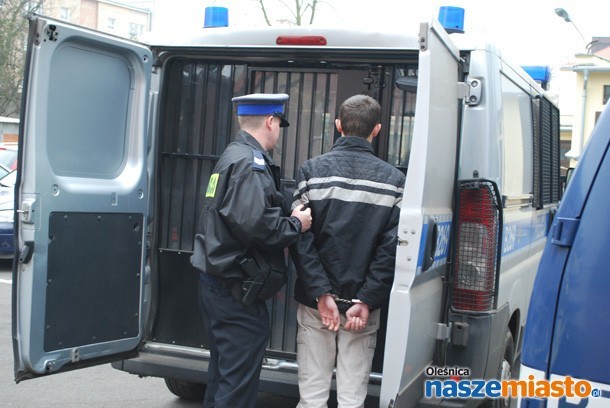 Oleśnica: Napad na policjanta!