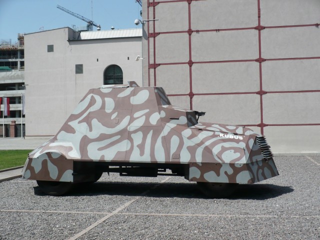 Replika zbudowanego przez powstańców pojazdu pancernego: "Kubuś".
