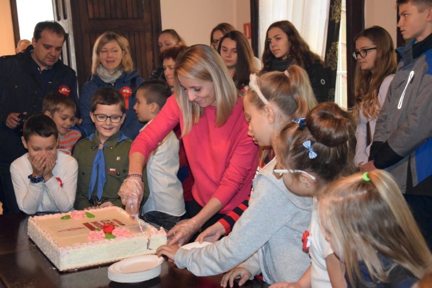 Chodzież: Nagrodzono laureatów konkursu dla uczniów na projekt znaczka "powstańczego" (FOTO)