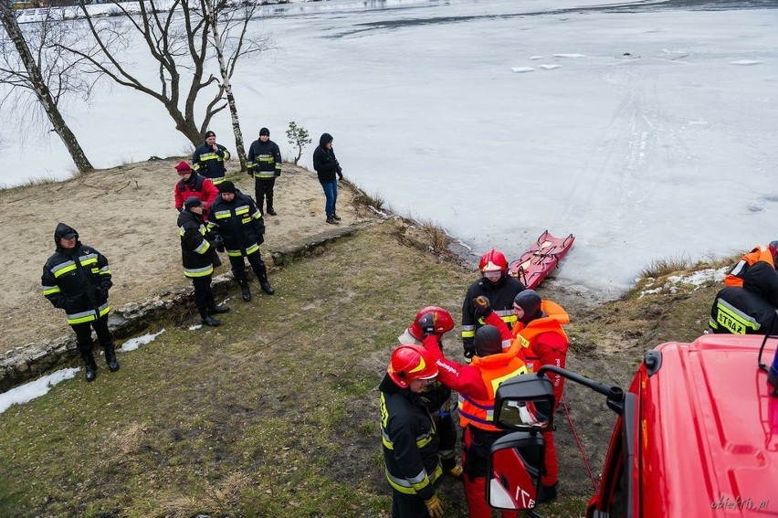 Nakło-Chechło: Ćwiczenia strażaków i policjantów nad zalewem [ZDJĘCIA]
