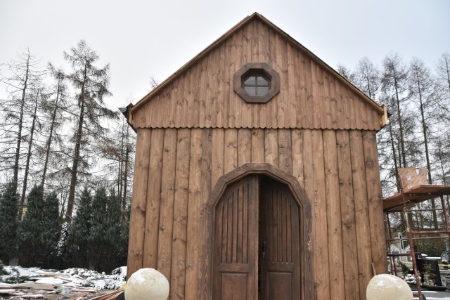 Zabytkowa austro-węgierska kaplica na cmentarzu w Jędrzejowie już prawie gotowa. Zbliża się termin zakończenia prac.