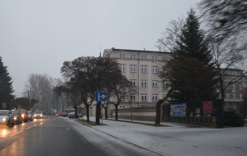 Spadł śnieg w Zduńskiej Woli. Jak wyglądają drogi w mieście? ZDJĘCIA