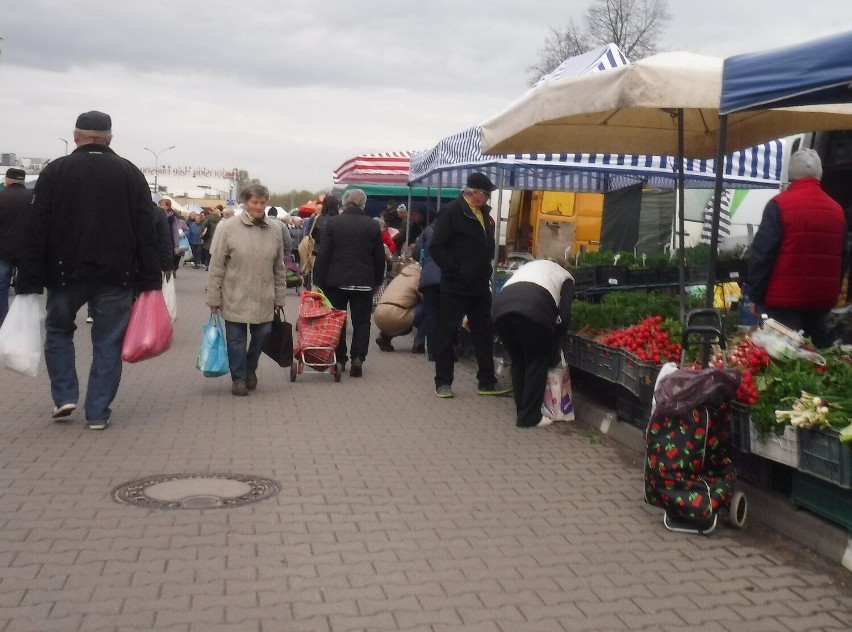 Tradycyjne zakupy czwartkowe na targowisku Korej. Dla wielu...