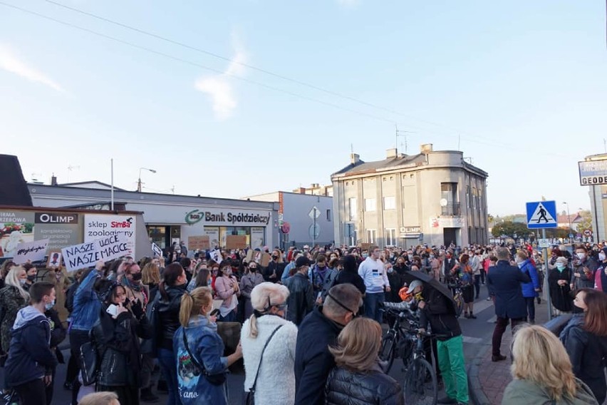 Protest kobiet w Łasku. Łaskowianie przespacerowali się w...