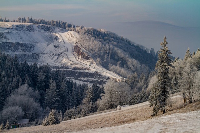 Rybnica Leśna leżąca na pograniczu Gór Suchych i Gór Wałbrzyskich. 