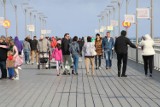 W Kołobrzegu tłumy spacerowiczów. Piękna pogoda zachęcała do wyjścia z domu [ZDJĘCIA]