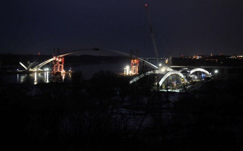 Nowy most w Toruniu. Montaż łuku nocą