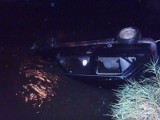 Samochód wpadł do rzeki w powiecie braniewskim. Zobacz zdjęcia!