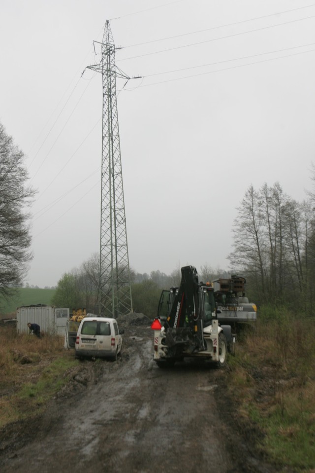 Słup przy autostradzie mógł się przewrócić!