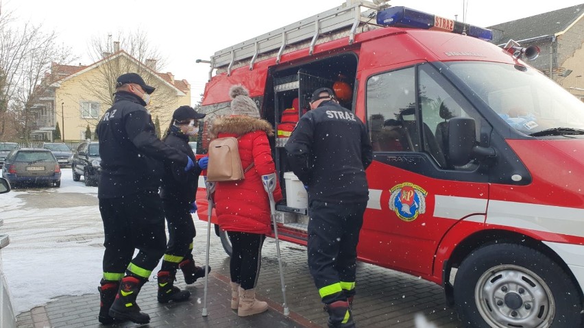 Strażacy z OSP Pruszcz Gdański wożą mieszkańców, seniorów na szczepienia przeciw koronawirusowi |ZDJĘCIA