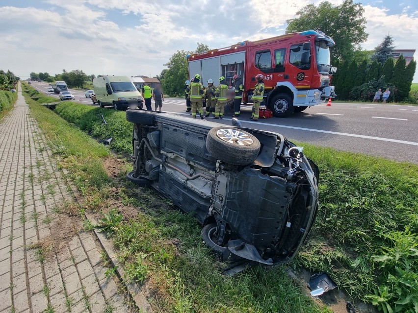 Wypadek na drodze krajowej nr 77 w Orłach. 62-letnia kierująca volkswagenem wjechała do rowu. Pojazd przewrócił się na lewy bok [ZDJĘCIA]