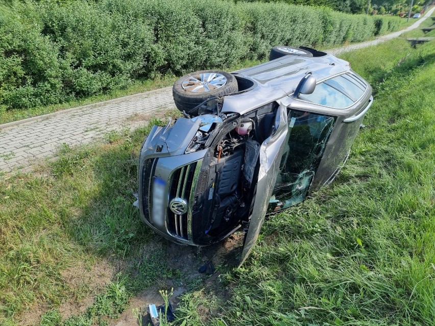 Wypadek na drodze krajowej nr 77 w Orłach. 62-letnia kierująca volkswagenem wjechała do rowu. Pojazd przewrócił się na lewy bok [ZDJĘCIA]