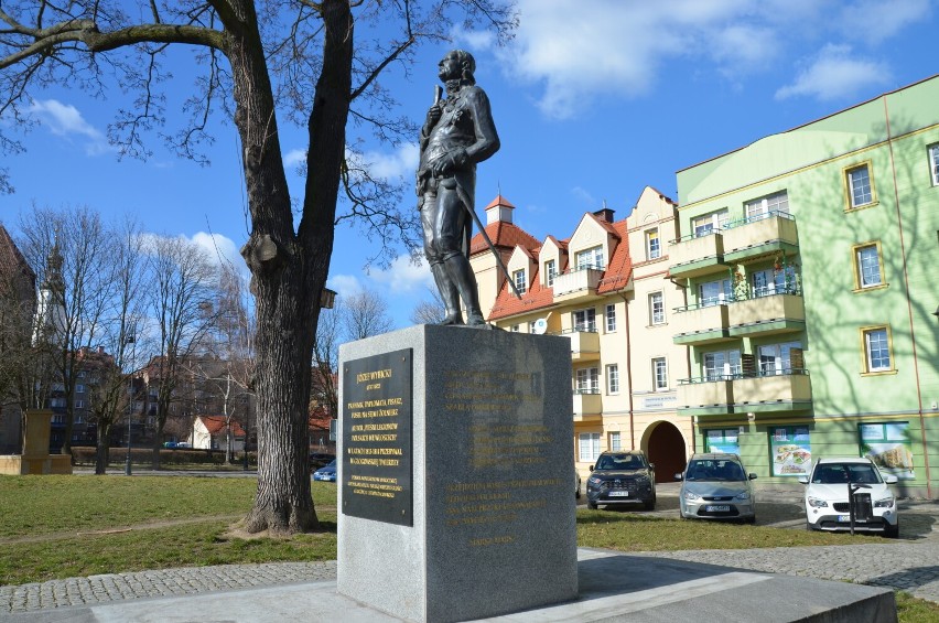 Pomnik Józefa Wybickiego w Głogowie znajduje się na placu...