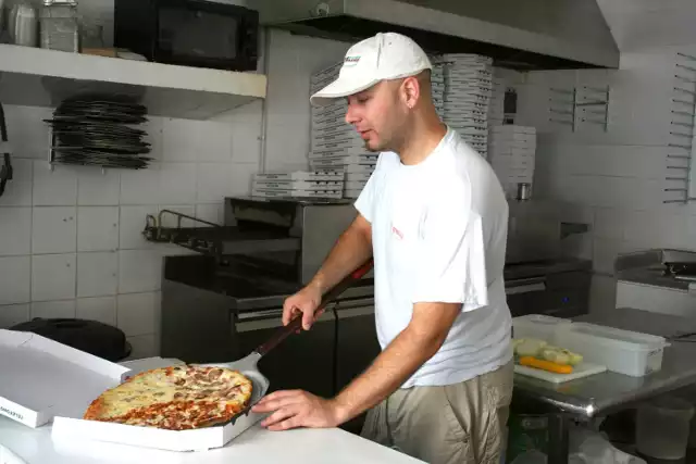 Jest późna noc, zgłodnieliście i nie macie pomysłu, gdzie możecie zaspokoić apetyt? Spieszymy z pomocą! Zobaczcie nasz przegląd całodobowych miejsc, w których zjecie nawet w środku nocy!

Zobaczcie też: Big Adriano - jedyna taka pizza w Warszawie. Takiego ciasta i sera nie jedliście nigdy! 
