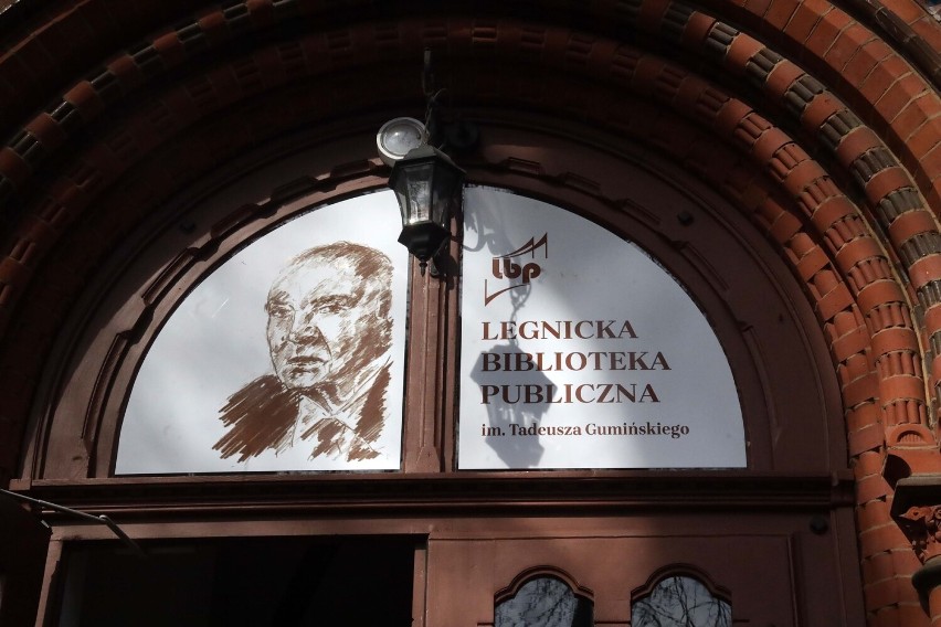 Odsłonięto tablicę Tadeusza Gumińskiego na Legnickiej Bibliotece Publicznej, zdjęcia