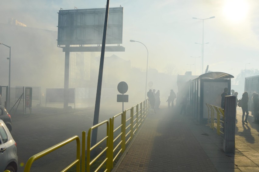 Dymy z komina włocławskiego dworca PKP/PKS zakopciły Włocławek [wideo, zdjęcia]
