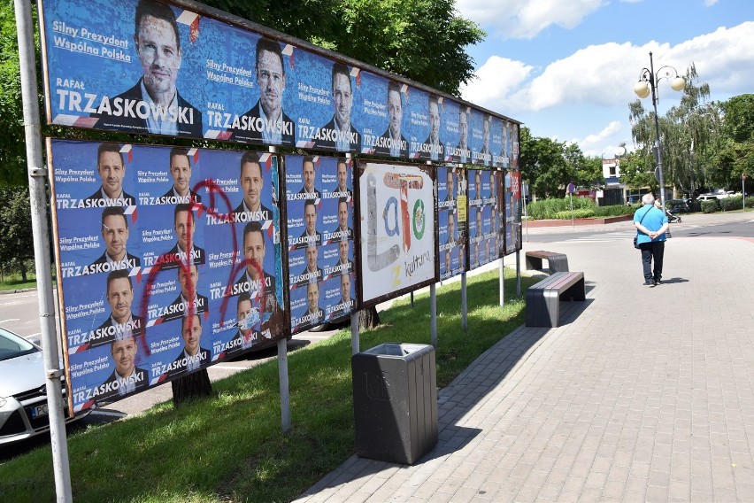 Wybory 2020 w Chodzieży: Wulgarne rysunki na plakatach Rafała Trzaskowskiego [ZDJĘCIA]