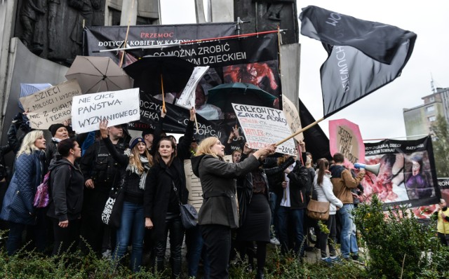 Czarny protest na placu Solidarności w Gdańsku