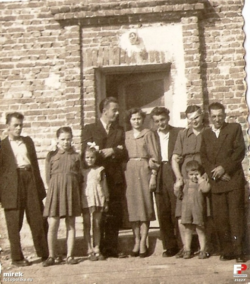 Lata 1950-1960 , Rodzina przed klatką bloku. Zdjęcie...