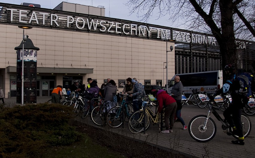 TOUR DE TEATR, czyli rowerem do Powszechnego - 20-04-2013