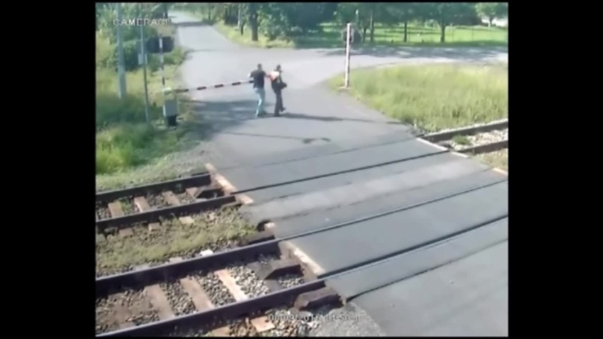 Policjant uratował mężczyznę przed nadjeżdżającym pociągiem [WIDEO]
