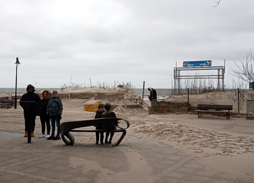 Niedzielna bezwietrzna pogoda zachęcała do spacerów po usteckiej plaży